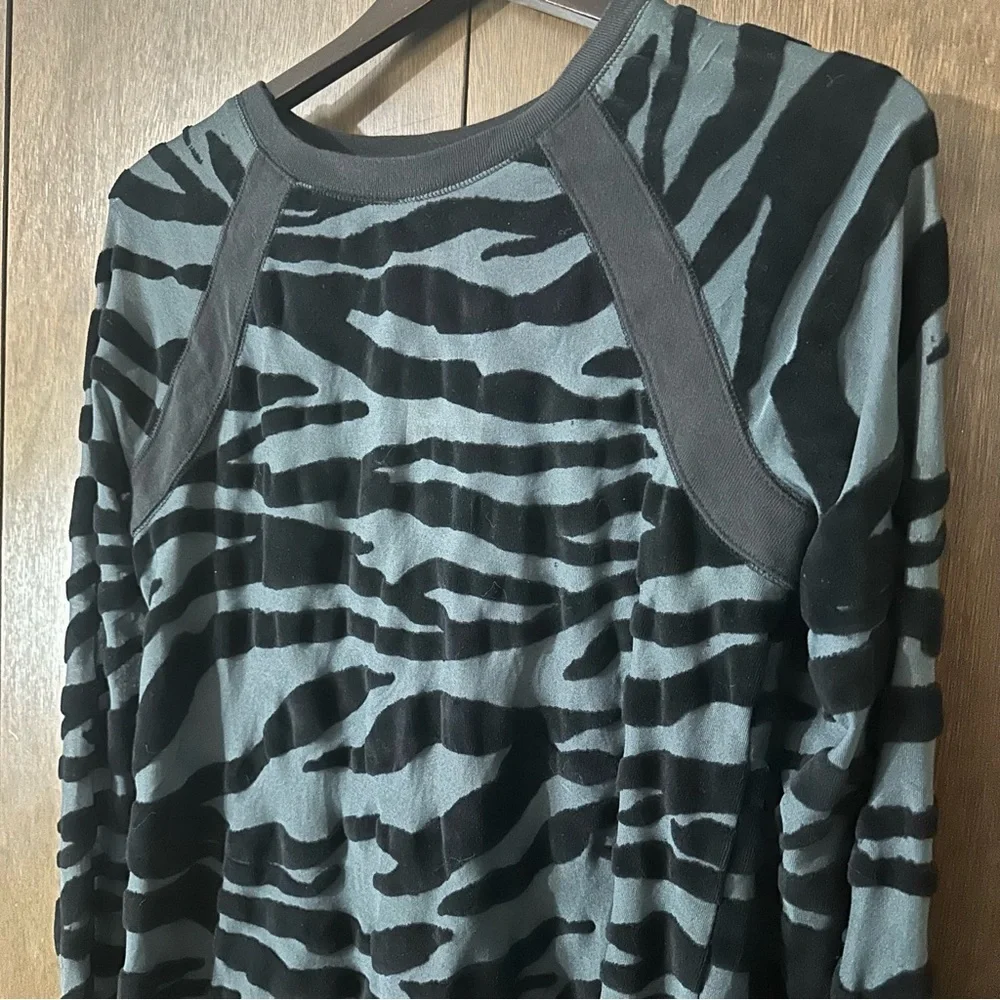 We The Free So Lush Layering Top Black & Gray Animal Print Long Sleeve XL NWT - Picture 6 of 13